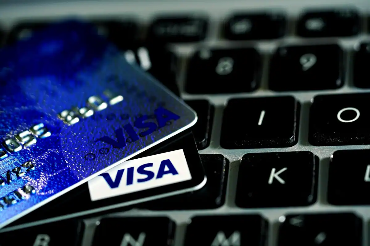 Card bancar așezat lângă tastatura unui laptop, pregătit pentru o plată online