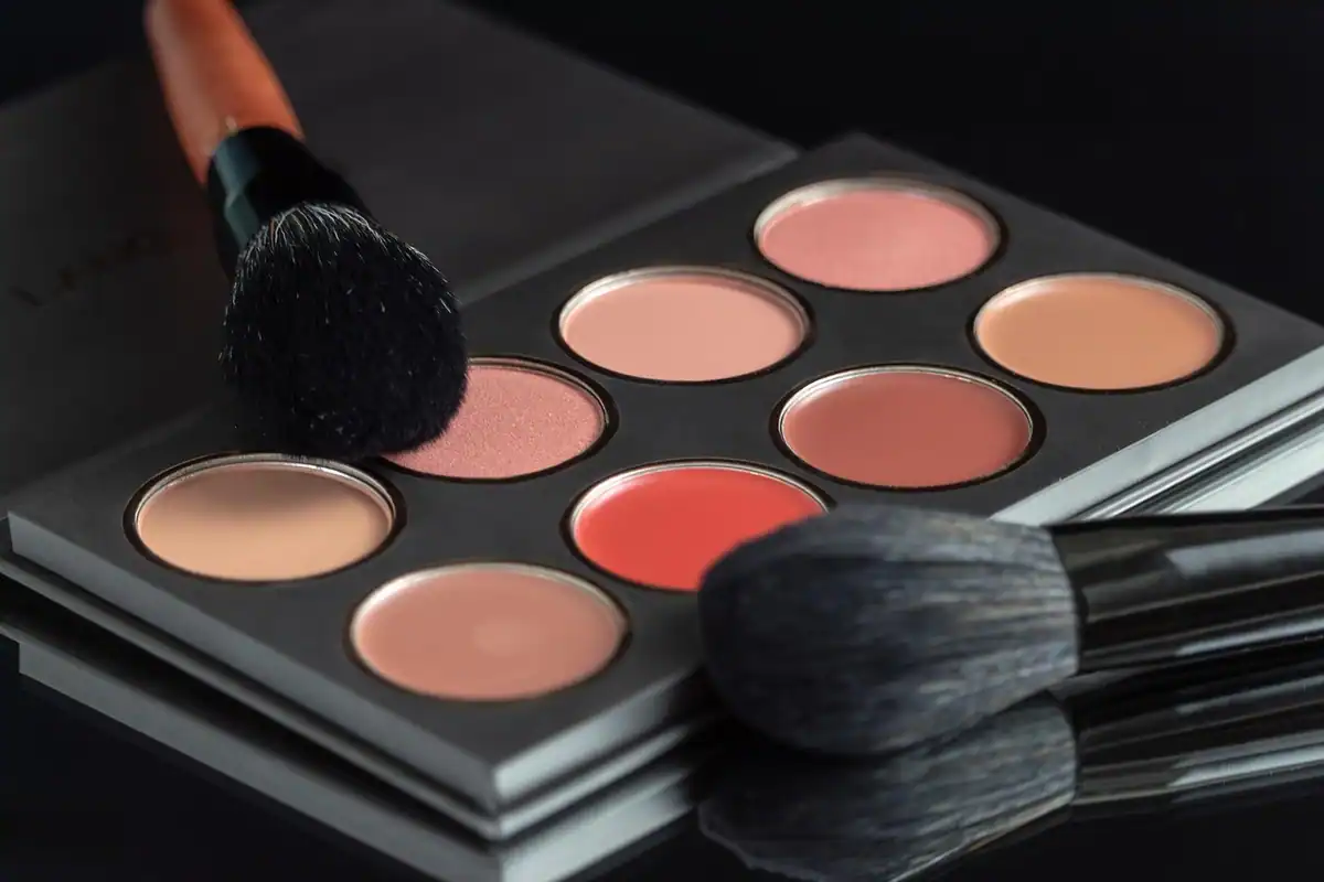 Paletă de farduri cu pensule, un produs cosmetic deschis