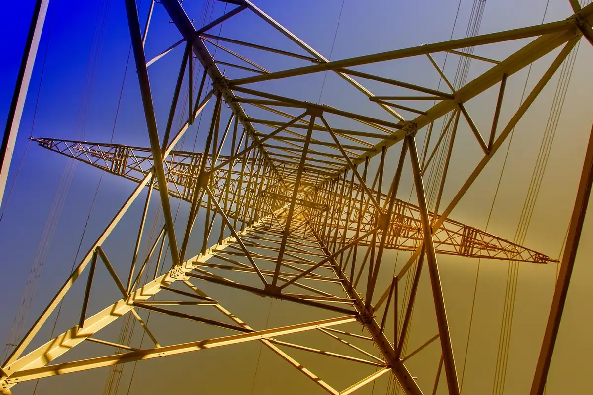 Citirea contorului de energie electrică, alături de o factură de utilități pe masă