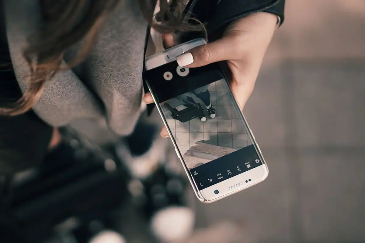 Galerie de fotografii afișată pe ecranul unui smartphone ținut în mână