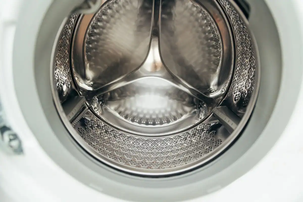 Tambur din inox al unei mașini de spălat, văzut din față