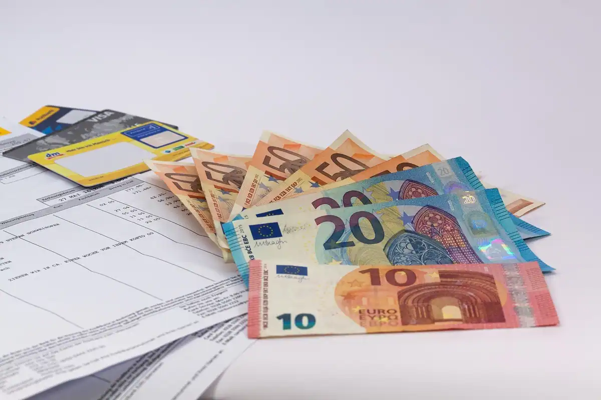 Certificat de garanție și factură puse una lângă alta pe o masă