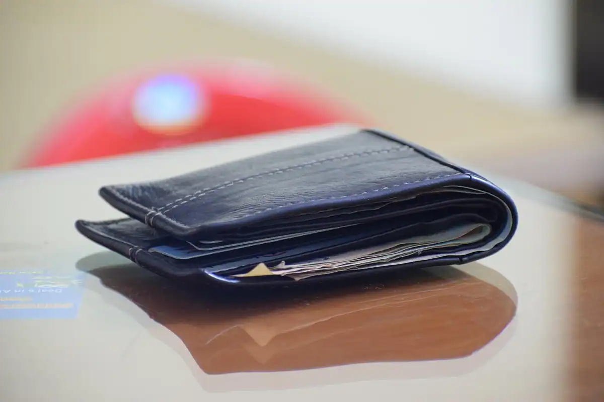 Chitanță de plată și card bancar așezate pe o masă, dovada achitării amenzii