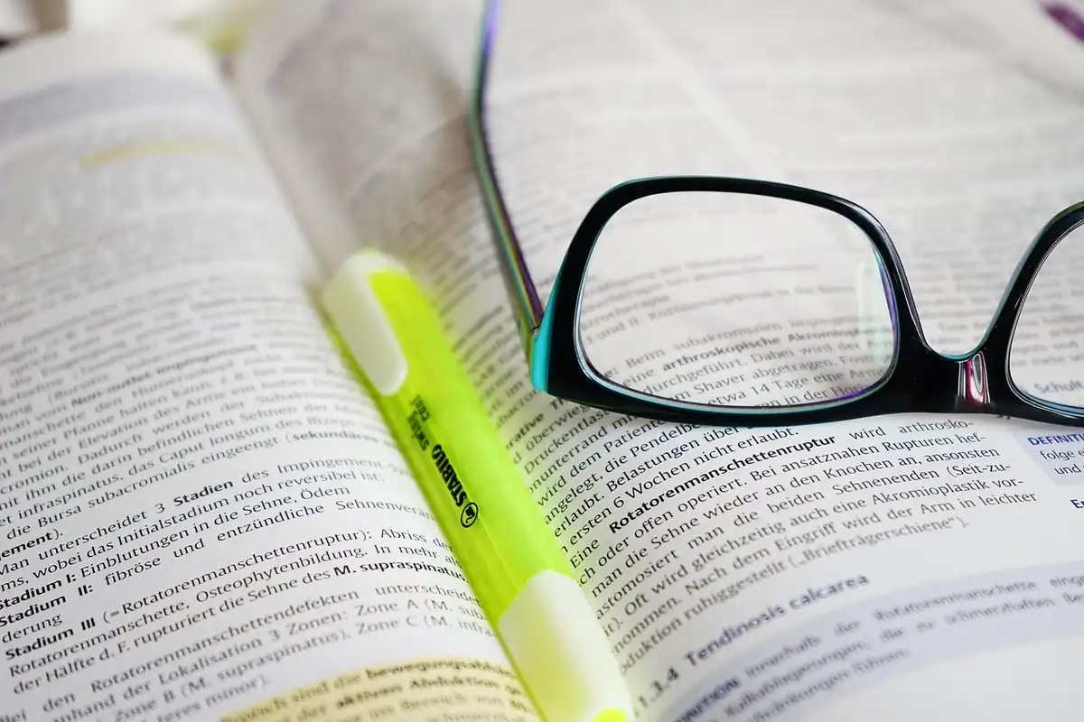 Marker fosforescent trecut peste paginile unui text tipărit, pentru evidențierea clauzelor