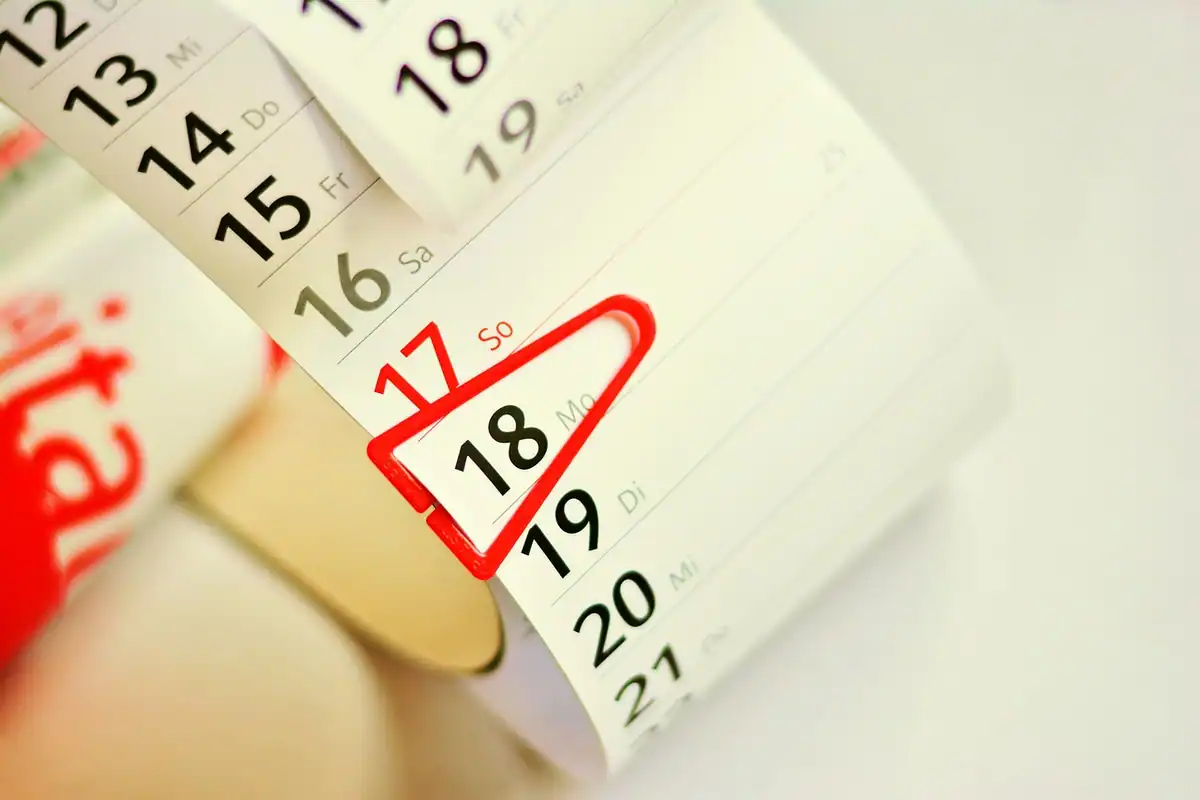 Calendar în bandă cu o zi încercuită cu roșu, fotografiat de aproape