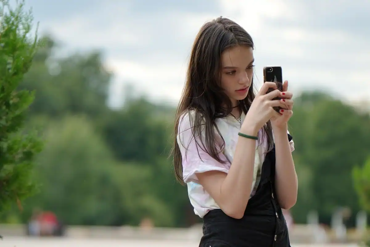 Smartphone folosit pentru a compara fotografia produsului cu coletul primit