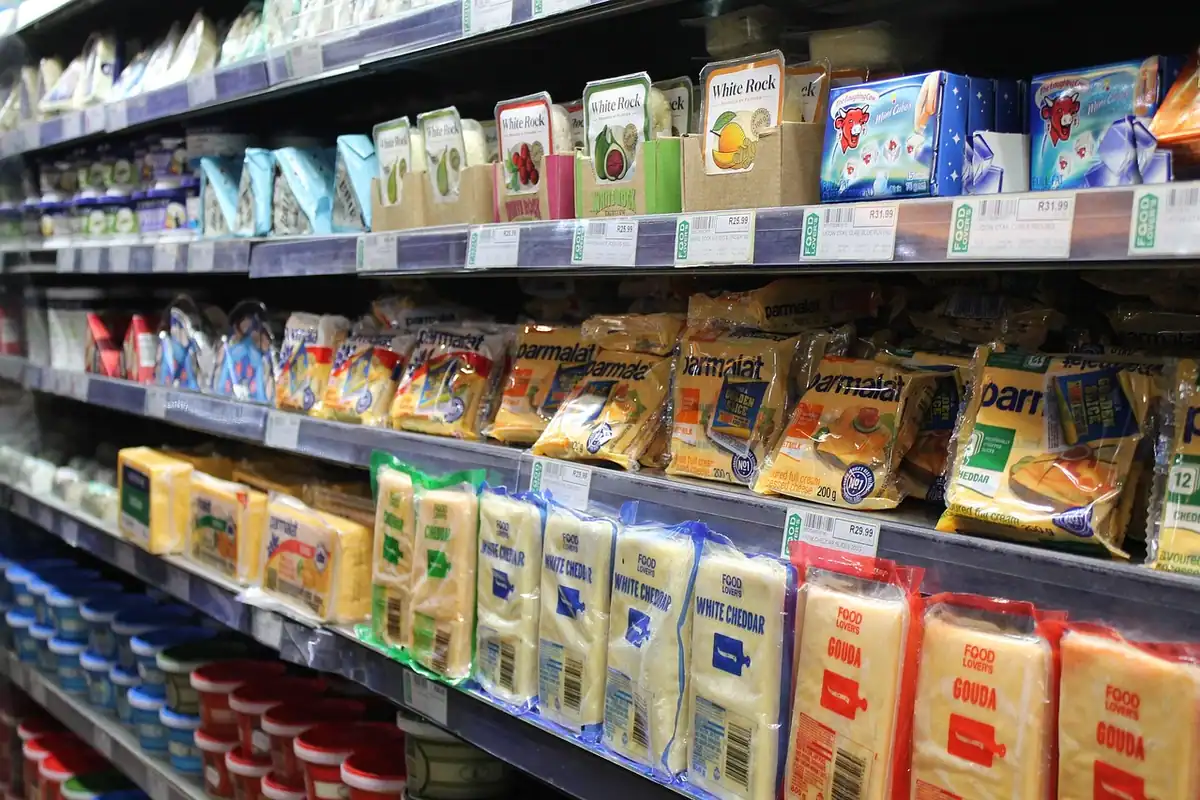 Raft frigorific de supermarket cu produse lactate și brânzeturi expuse