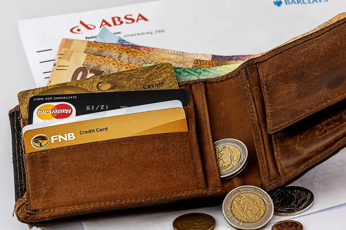 Extras de cont al cardului de credit lângă un pix, pe o masă de lucru